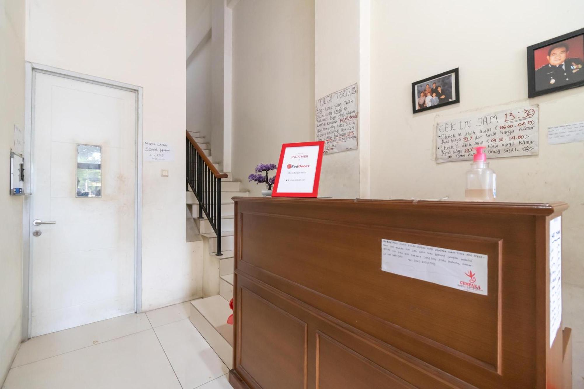 RedDoorz near Universitas Esa Unggul Bekasi Harapan Indah Exterior foto