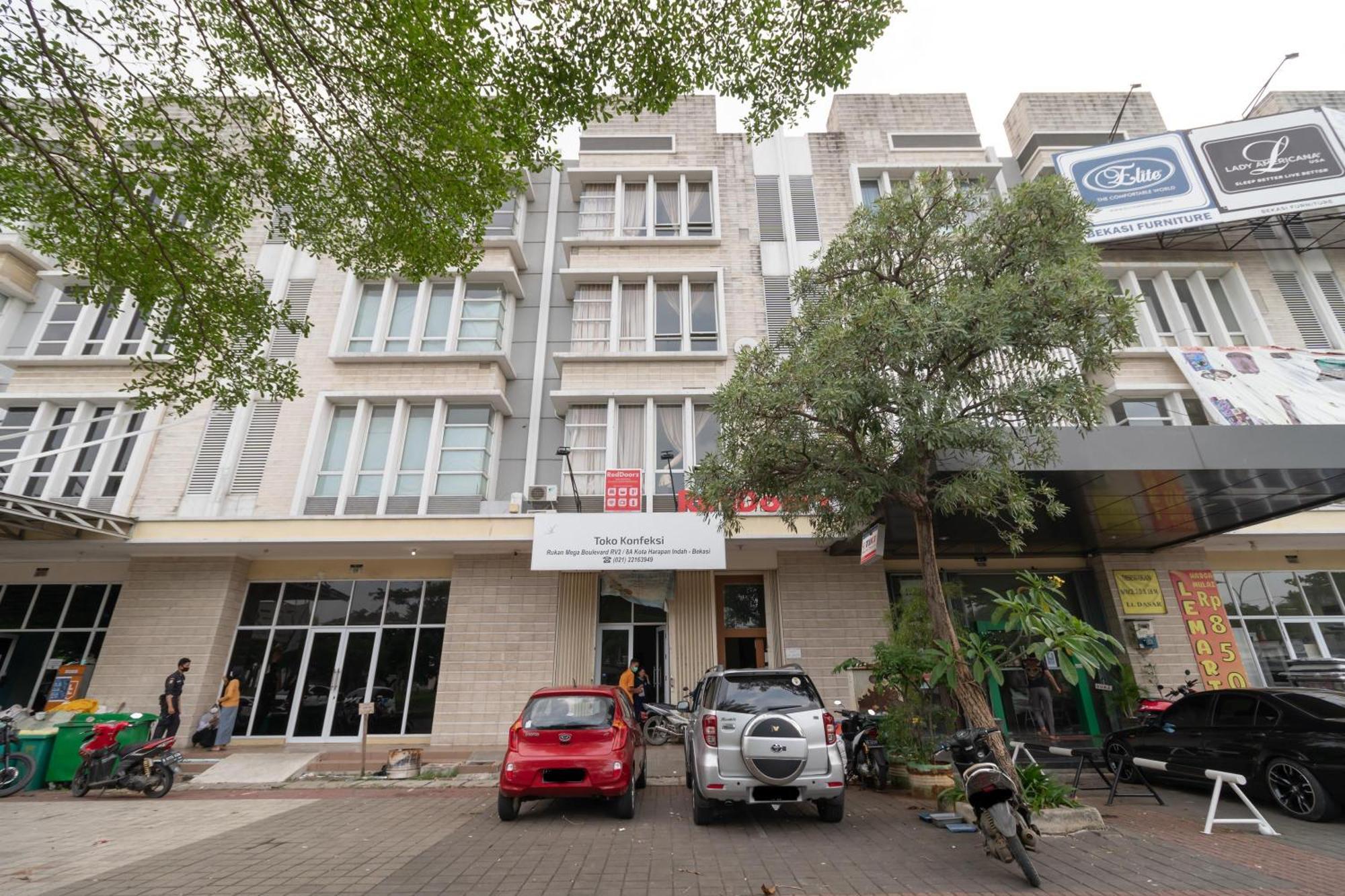 RedDoorz near Universitas Esa Unggul Bekasi Harapan Indah Exterior foto