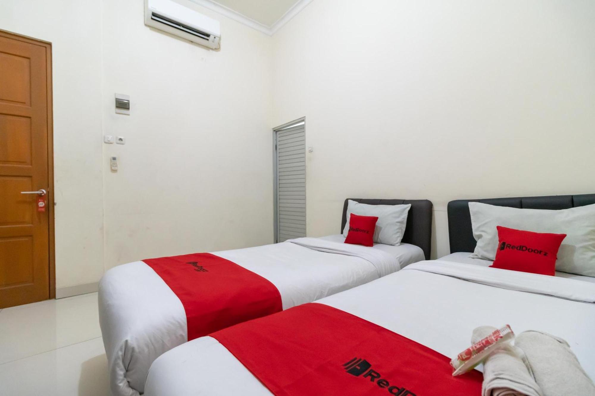 RedDoorz near Universitas Esa Unggul Bekasi Harapan Indah Exterior foto