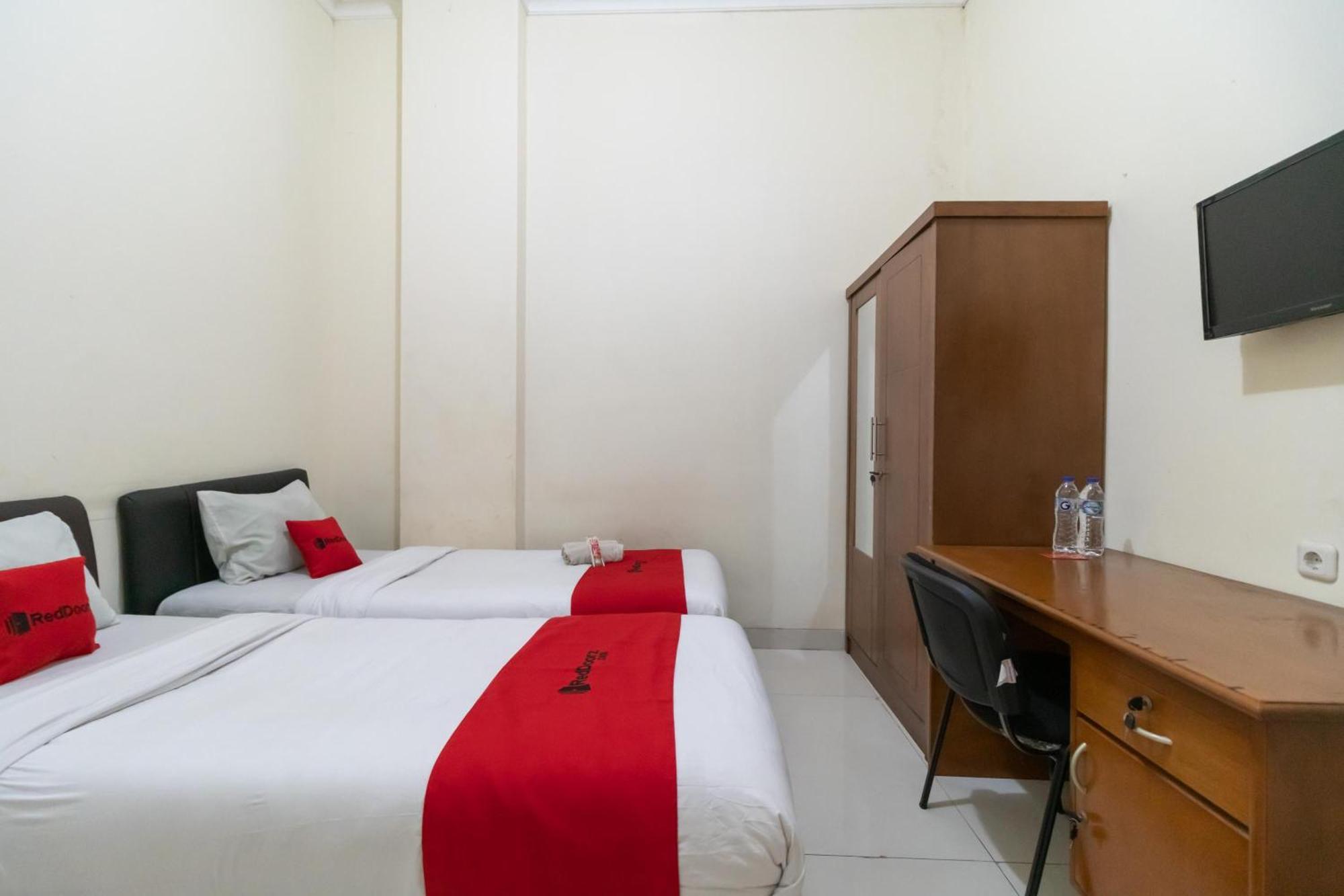 Hotel RedDoorz near Universitas Esa Unggul Bekasi Harapan Indah Exterior foto