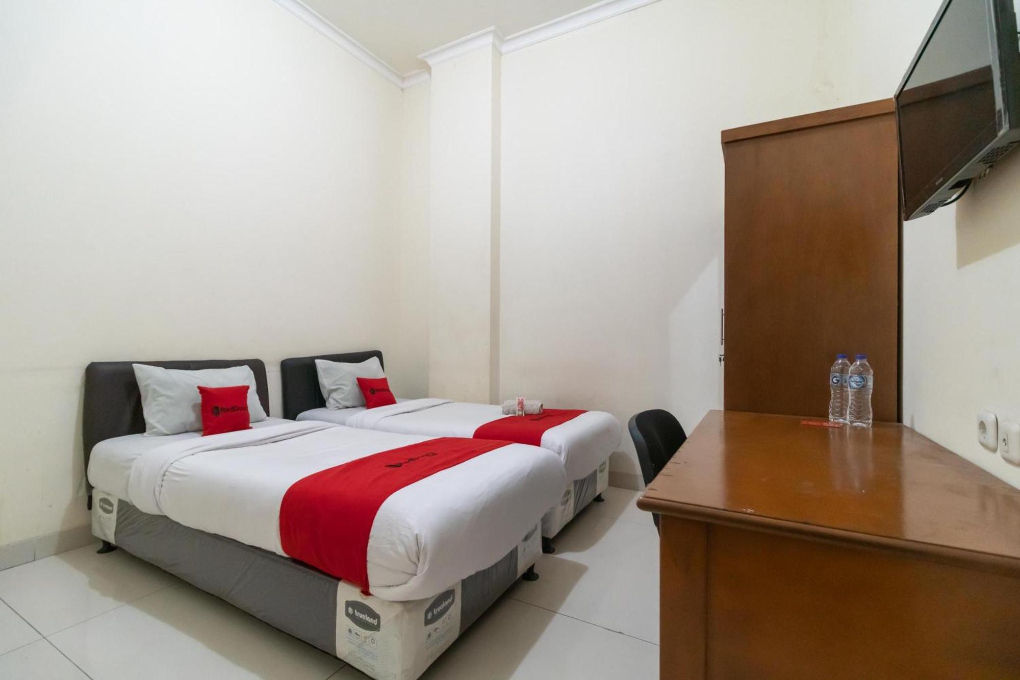 Hotel RedDoorz near Universitas Esa Unggul Bekasi Harapan Indah Exterior foto