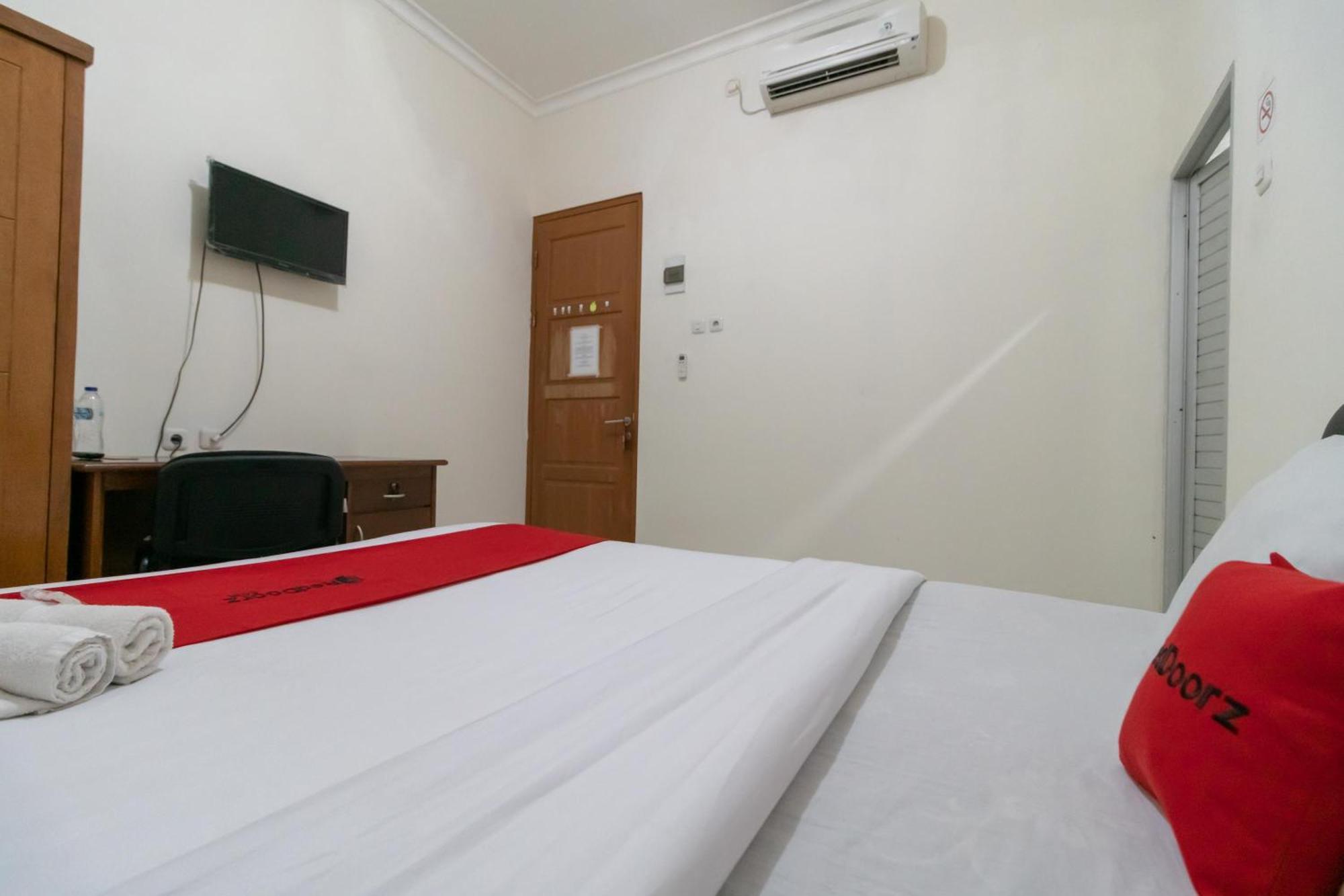 RedDoorz near Universitas Esa Unggul Bekasi Harapan Indah Exterior foto