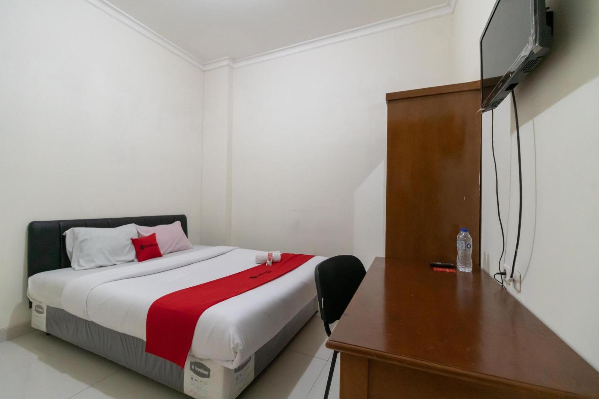 RedDoorz near Universitas Esa Unggul Bekasi Harapan Indah Exterior foto