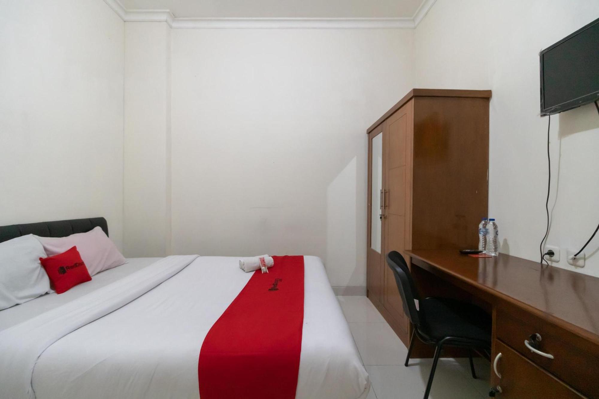 RedDoorz near Universitas Esa Unggul Bekasi Harapan Indah Exterior foto