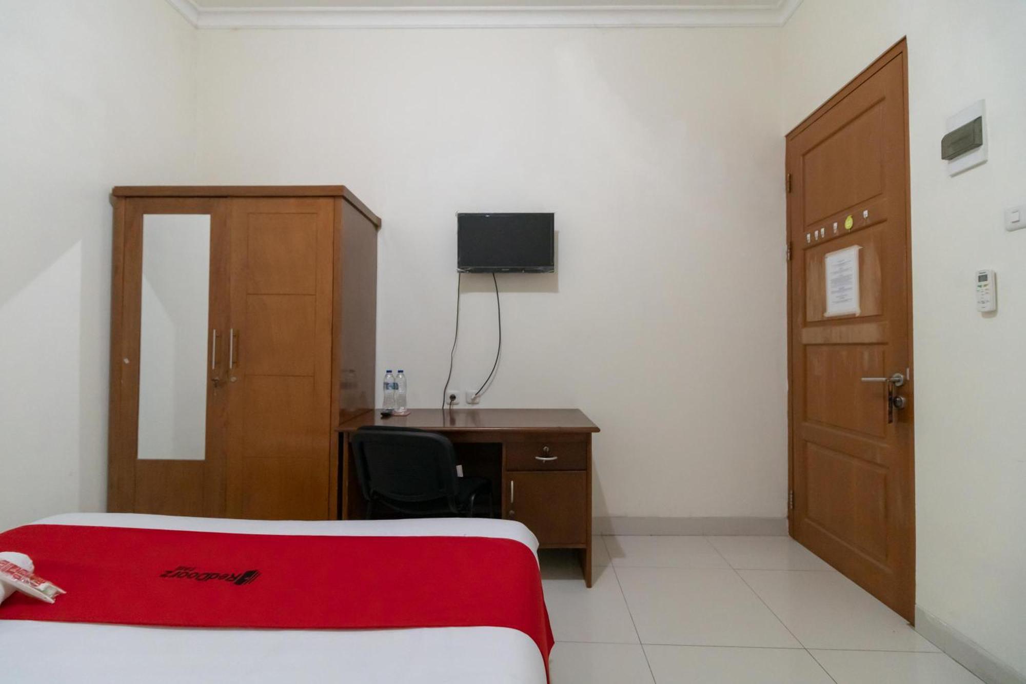 Hotel RedDoorz near Universitas Esa Unggul Bekasi Harapan Indah Exterior foto