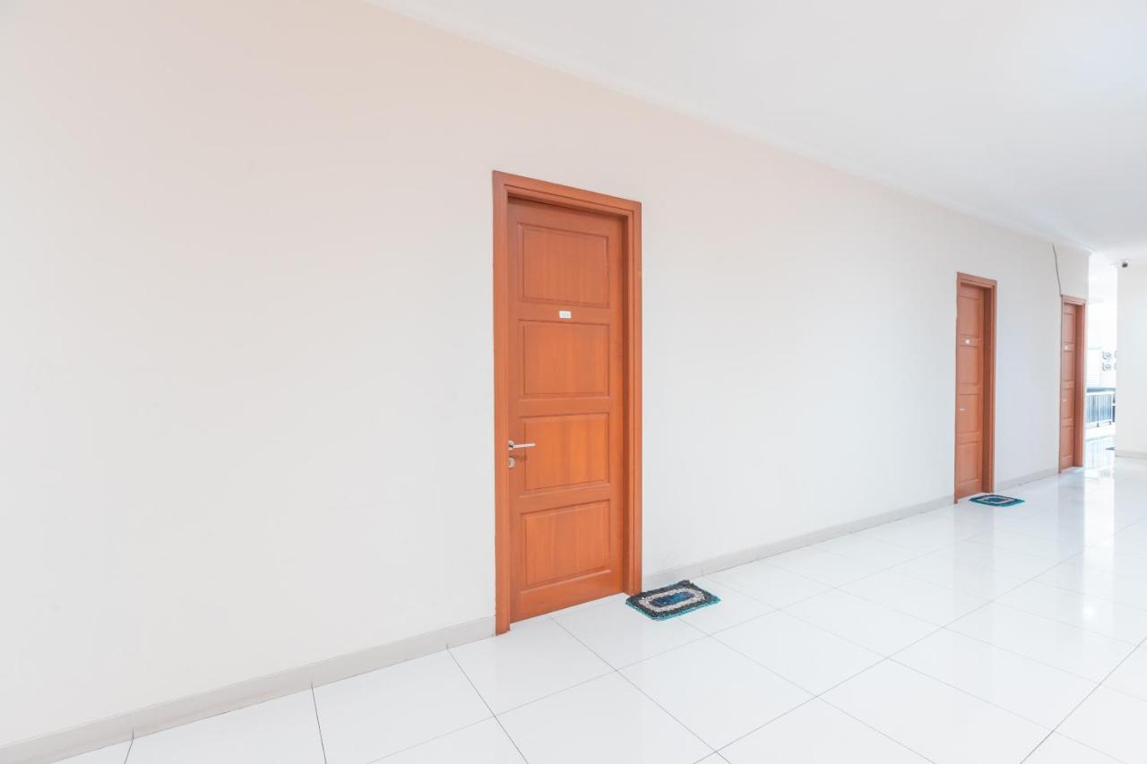 RedDoorz near Universitas Esa Unggul Bekasi Harapan Indah Exterior foto